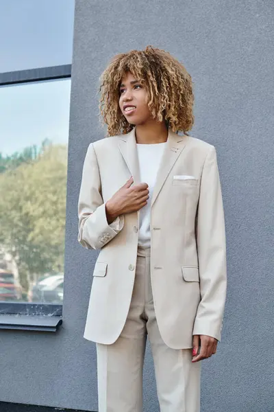 Cheerful young african american businesswoman in formal wear standing outdoors during office break — Stock Photo