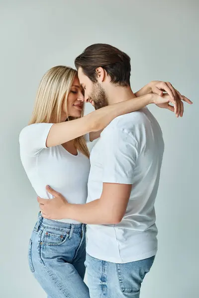 Ein leidenschaftlicher Moment zwischen einem Paar, das die Romantik und Liebe zeigt, die sie teilen, wenn sie sich umarmen. — Stockfoto