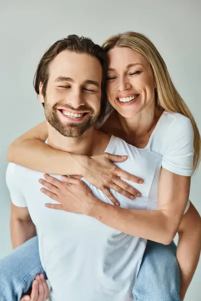 Un momento apasionado capturado entre una pareja feliz, hombre y mujer cariñosamente abrazándose. - foto de stock