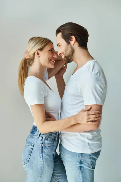 Happy man and a woman sharing a tender embrace, expressing their deep connection and romantic bond. — Stock Photo