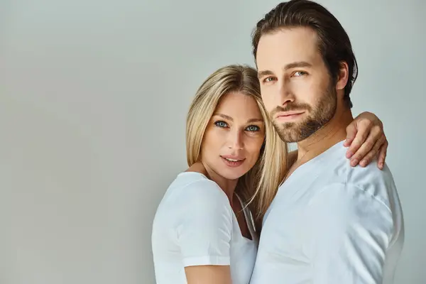 A passionate couple posing intimately, embodying the essence of romance and connection. — Stock Photo