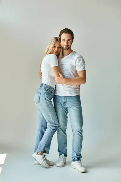 Una sexy pareja compartiendo un momento romántico, de pie juntos - foto de stock