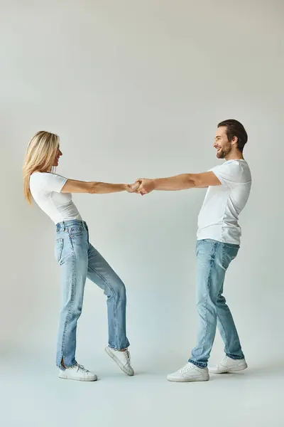 Glückliches Paar teilt einen romantischen Moment, als sie sich die Hände ineinander verschränken und ihre tiefe Verbundenheit und Zuneigung füreinander zeigen. — Stockfoto