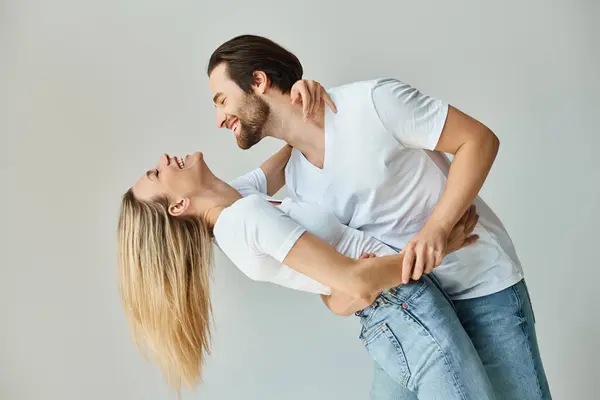 Un uomo e una donna trasudano romanticismo mentre posano per una foto, mostrando la loro chimica e connessione.. — Foto stock