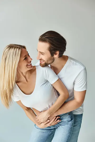 Happy man and woman, locked in a loving embrace, showing affection and intimacy in a romantic moment — Stock Photo