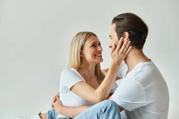 A man and a woman sitting closely, deep in conversation, sharing a moment of intimate connection. — Stock Photo