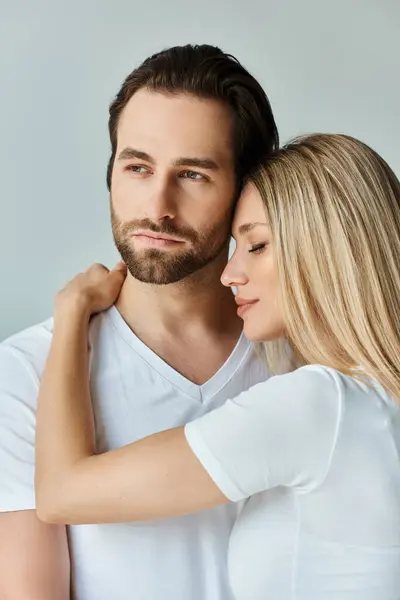Un abrazo sensual entre un hombre y una mujer, encarnando la pasión y la intimidad en su conexión romántica. - foto de stock