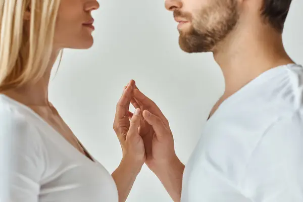 A man and a woman gaze into each others eyes, expressing a deep and passionate connection in an intimate moment. — Stock Photo
