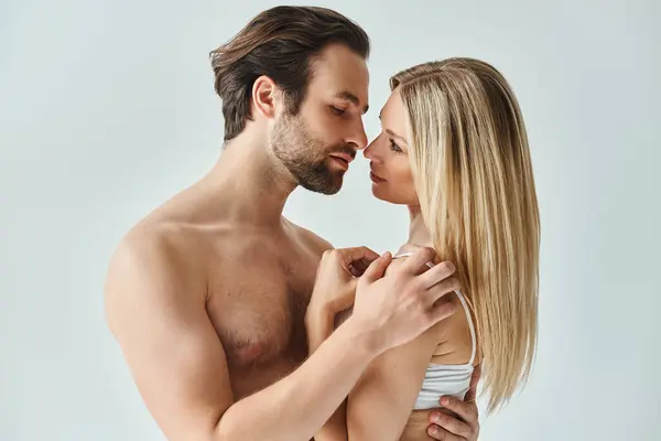 Armonía etérea: el hombre y la mujer abrazan en unión apasionada - foto de stock