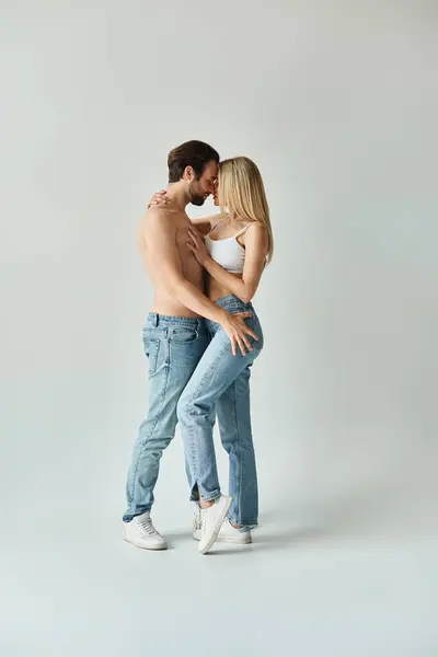 A sexy couple embracing passionately, displaying the depth of romance and connection between a man and a woman. — Stock Photo