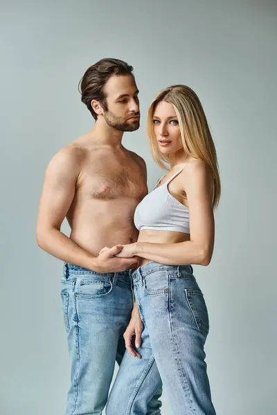 Ein auffallend sexy Paar steht nebeneinander und strahlt eine unbestreitbare Aura von Romantik und Verbundenheit aus. — Stockfoto