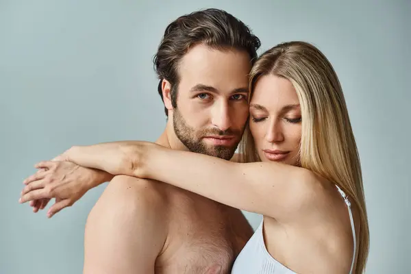 Una coppia sexy, un uomo e una donna, che si abbracciano appassionatamente in una dimostrazione di profondo affetto e romanticismo. — Foto stock