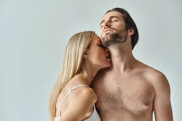 Un momento appassionato catturato tra un uomo e una donna mentre condividono un tenero bacio. — Foto stock