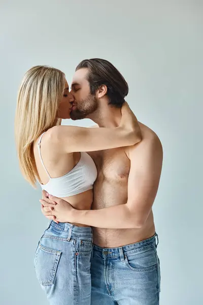 Un homme et une femme enfermés dans un baiser profond, incarnant le désir et la romance dans un moment intime. — Photo de stock