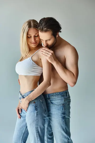 Una coppia sexy in un abbraccio appassionato, che incarna amore e connessione. — Foto stock
