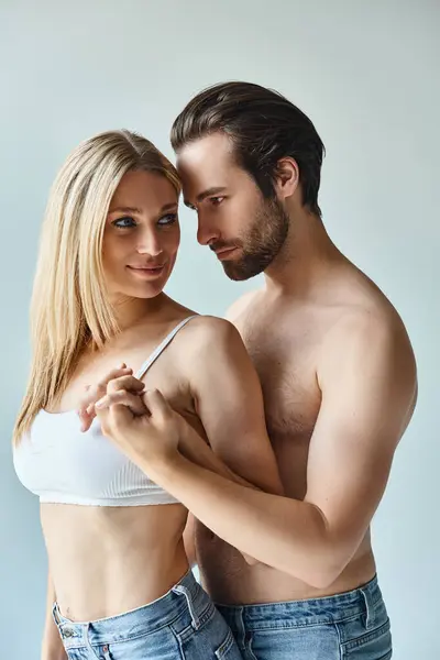 Una coppia sexy trasuda passione mentre posano per un quadro, catturando la loro innegabile chimica e amore per l'altro. — Foto stock