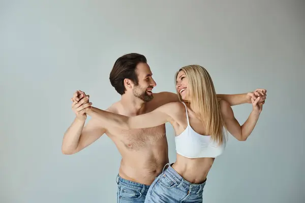 Una sexy pareja, el hombre y la mujer, posan para una foto mientras muestran su romance y conexión. - foto de stock