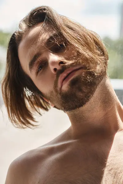 Um homem com cabelos longos e barba serenata seu amor no brilho do romance. — Fotografia de Stock
