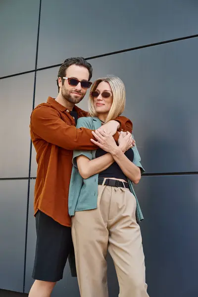 Um homem e uma mulher com uma forte ligação abraçam-se firmemente, expressando sua profunda conexão e carinho. — Fotografia de Stock