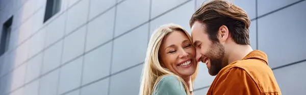 Um homem e uma mulher expressam amor e conexão ao estarem juntos, exalando um senso de paixão e romance. — Fotografia de Stock
