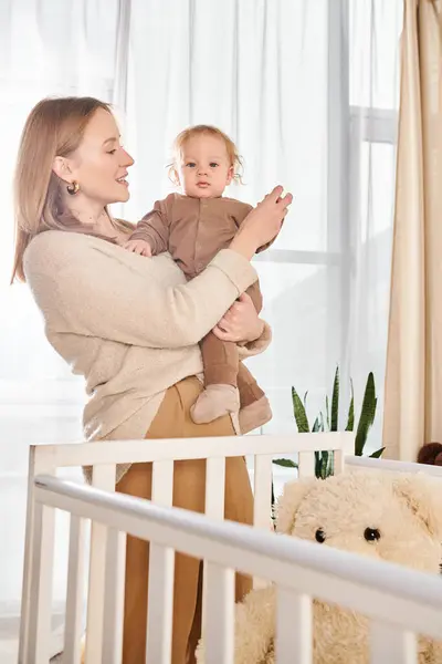 Молодая улыбающаяся мать очаровательный сын ребенок в руках в детской комнате дома, горизонтальный баннер — стоковое фото