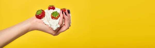 Objektfoto von saftigen roten Erdbeeren in Schlagsahne in den Händen eines unbekannten weiblichen Modells, Banner — Stockfoto