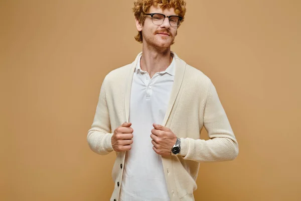 Homme rousse souriant dans les lunettes et vieux vêtements décontractés de style argent regardant la caméra sur beige — Photo de stock