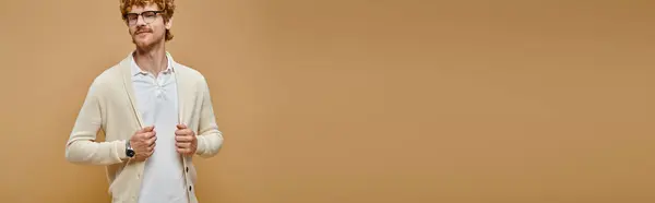 Heureux rousse homme dans les lunettes et vieux costume de style argent regardant caméra sur beige, bannière — Photo de stock