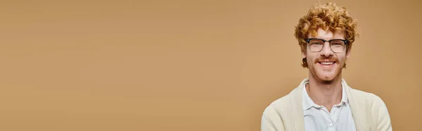 Portrait d'homme rousse joyeux aux lunettes et tenue décontractée stylée sur fond beige, bannière — Photo de stock