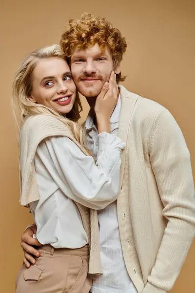 Couple à la mode dans la mode vieux style de l'argent costume souriant et embrassant sur fond gris — Photo de stock