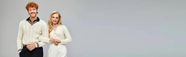 Mulher loira alegre e ruiva homem na moda roupas casuais sorrindo para a câmera em cinza, banner — Fotografia de Stock