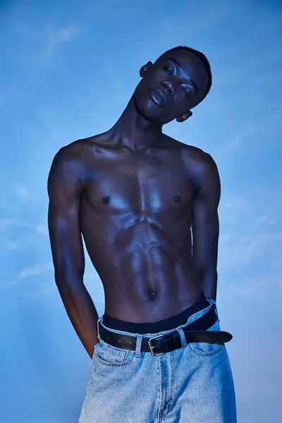 Homme afro-américain attrayant en jean élégant posant seins nus avec les yeux fermés sur fond aqueux — Photo de stock