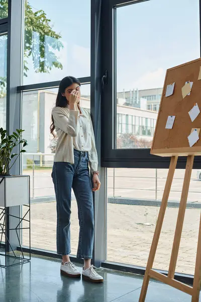 Une femme d'affaires moderne se tient confiante dans un bureau de franchise. — Photo de stock