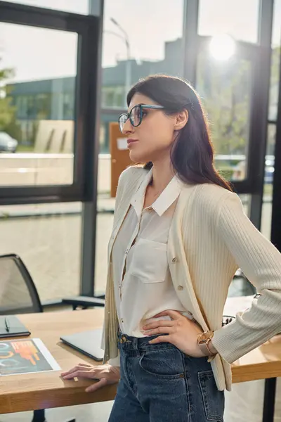 Une femme d'affaires qui prend en charge son concept moderne de bureau et de franchise. — Photo de stock