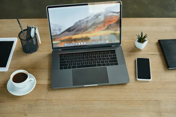 Un elegante computer portatile aperto poggia su un tavolo in legno rustico, trovando un equilibrio tra elementi digitali e naturali in un ufficio moderno. — Foto stock