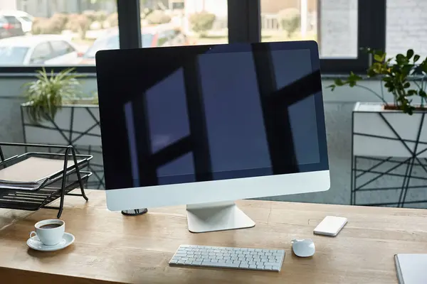 Um computador de mesa elegante repousa em cima de uma mesa de madeira em um ambiente de escritório moderno, incorporando um espaço de trabalho tecnológico e organizado. — Fotografia de Stock