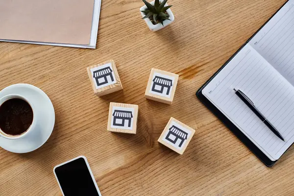 Uma mesa de madeira adornada com vários dados e uma xícara de café fumegante, convidando um jogo de sorte e estratégia. — Fotografia de Stock