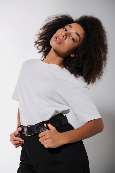 Elegante donna afro-americana attraente in abiti alla moda guardando la fotocamera, concetto di moda — Foto stock