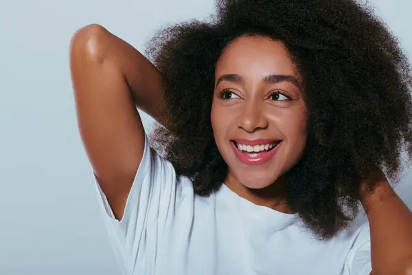Portrait de joyeuse femme afro-américaine attrayante posant et détournant les yeux, concept de mode — Photo de stock
