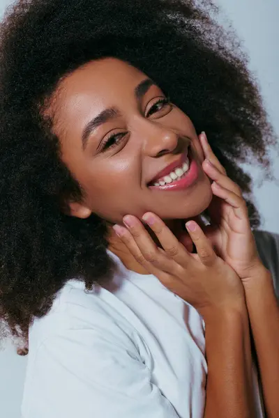 Portrait de joyeuse femme afro-américaine attrayante souriant joyeusement à la caméra, concept de mode — Photo de stock