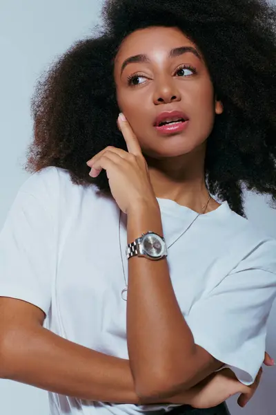 Buon trendsetter afroamericano dall'aspetto elegante con capelli ricci che distolgono lo sguardo, moda — Foto stock