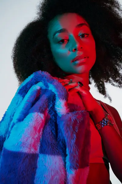 Bela mulher americana africana sexy na moda elegante pele falsa olhando para a câmera em luzes — Fotografia de Stock