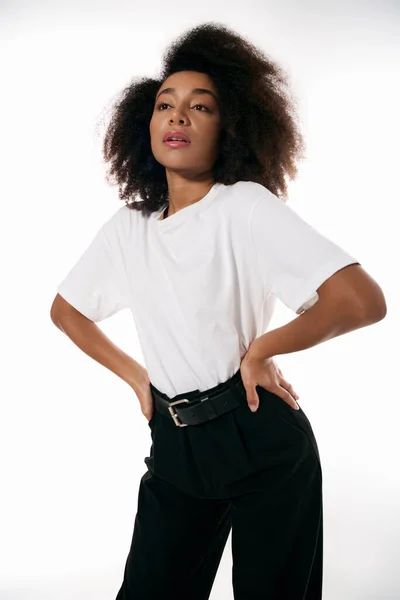 Mode attrayante femme afro-américaine en tenue chic tendance détournant les yeux, concept de mode — Photo de stock