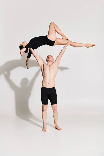 Shirtless giovane uomo e donna eseguire elemento acrobatico insieme. — Foto stock