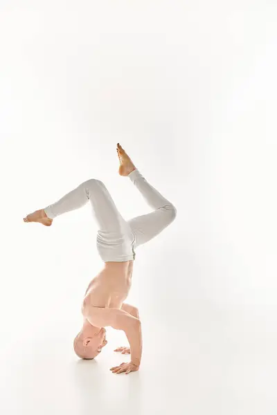 Um homem demonstra força e flexibilidade realizando um headstand. — Fotografia de Stock