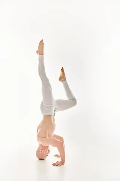 Un equilibrio del hombre en los reposacabezas mientras hace ejercicios acrobáticos. - foto de stock