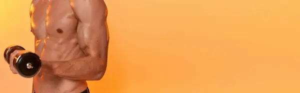 Vista ritagliata di uomo sportivo in posa topless durante l'allenamento con manubri su sfondo arancione, banner — Foto stock