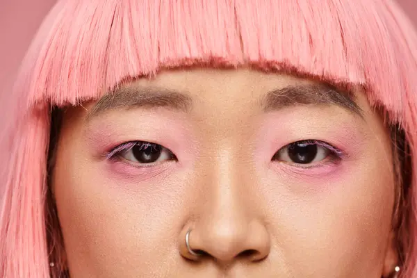 Крупным планом уверенная в себе молодая женщина, женские глаза с покраснением носа, розовые волосы и макияж — стоковое фото