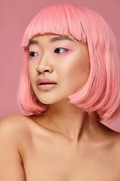Красивая молодая женщина с розовыми волосами, смотрящая в сторону на оживленном фоне — стоковое фото