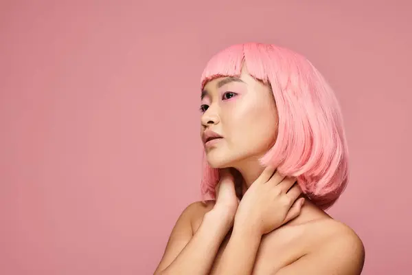 Портрет заманчивой женщины с розовыми волосами трогательной шеи с руками на ярком фоне — стоковое фото